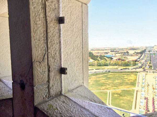 ترک‌ های برج آزادی ربطی به شلیک توپ ندارد (+تصاویر)