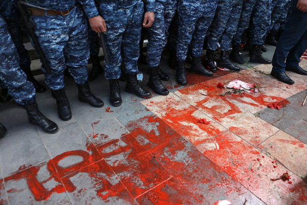 صف دریافت پول / آتش در خیابان های بلفاست (گزارش تصویری)