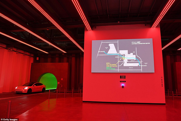 ایلان ماسک؛ از میمون خبرساز تا تونل کسل کننده! (تصاویر) ایلان ماسک؛ از میمون خبرساز تا تونل کسل کننده! (تصاویر)
