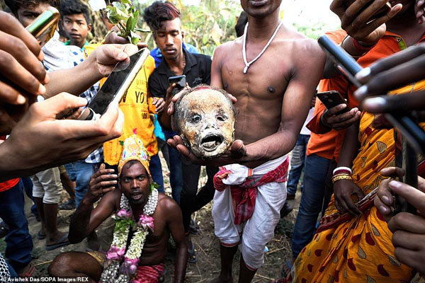 یک مراسم  هولناک و تکان دهنده در هند (عکس)
