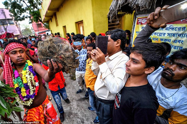 یک مراسم  هولناک و تکان دهنده در هند (عکس)