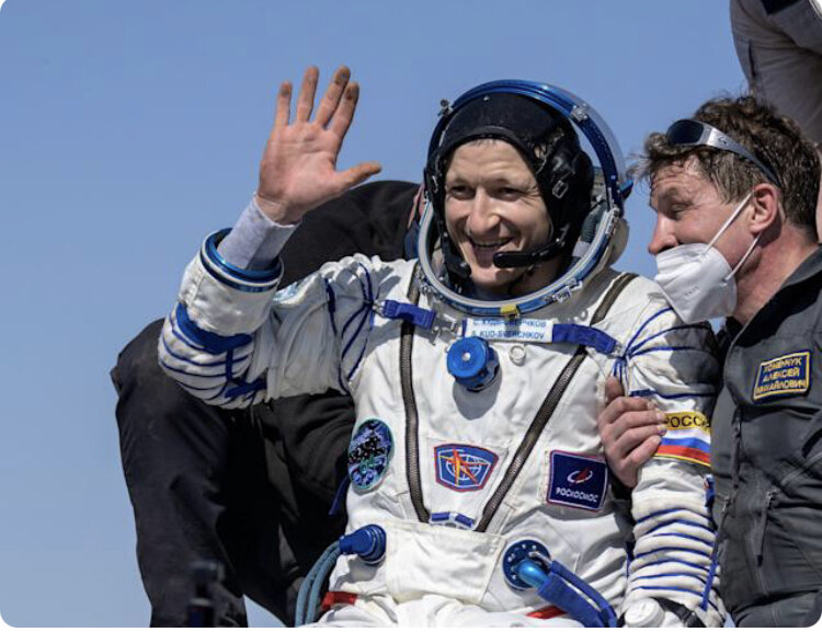 ۳ فضانورد در قزاقستان فرود آمدند +عکس