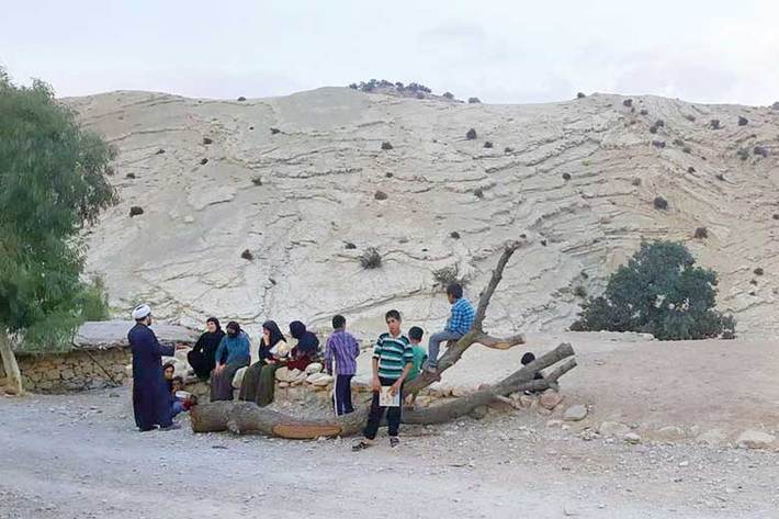 کمتر جهادگر و خیری است که اسماعیل آذری‌نژاد را نشناسد. همان حاج‌آقای قصه‌خوان بچه‌های روستا؛ همان که سال‌هاست در میان بچه‌های روستاهای مختلف زندگی می‌کند و قدم‌های بزرگی برای رشد و پرورش مهارت‌ها و خلاقیت‌های آنها برداشته است.