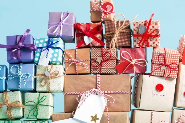 هدیه کاری چی بگیریم؟ به همراه ایده‌های جذاب و متفاوت