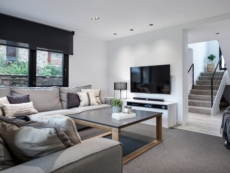 پنج طرح چیدمان پرطرفدار برای اتاق پذیرایی | چیدمان از لوستر تا میز کنسول