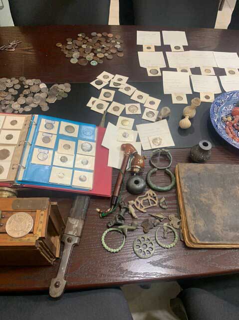 قاچاق ۵۷۰ قلم عتیقه / ارزش چند میلیاردی سکه‌ ها (+عکس)