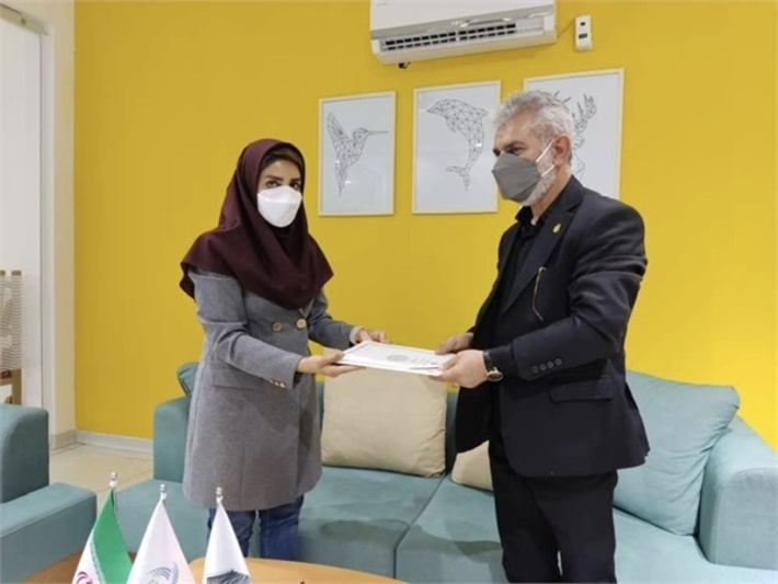 در راستای توسعه تعاملات آموزشی و پژوهشی، طرح های تحقیقاتی و مطالعاتی به منظور بهره مندی از امکانات و توانمندی ها و ظرفیت های موجود و افزایش کمی و کیفی در زمینه های زیست فناوری و بوم شناسی خلیج فارس، تفاهم نامه ای بین پژوهشکده زیست فناوری و بوم شناسی خلیج فارس و اداره بنادر و دریانوردی غرب هرمزگان منعقد گردید.