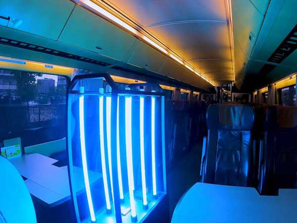 رباتی که ویروس کرونا را از هواپیما پاک می کند (+عکس)