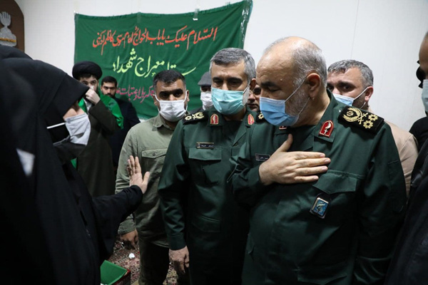 فرماندهان ارشد سپاه در مراسم وداع با پیکر دو شهید مدافع حرم (+عکس)