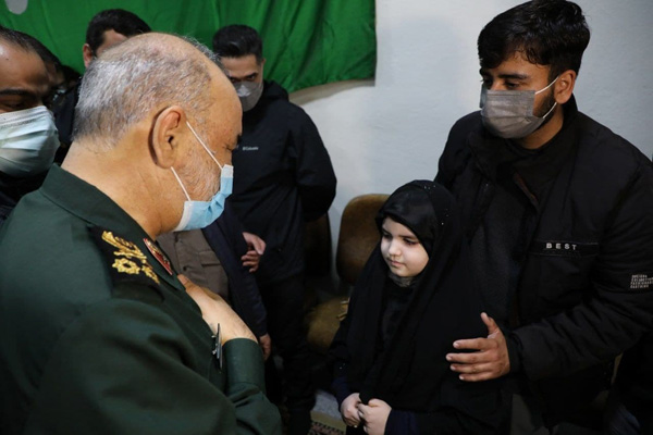 فرماندهان ارشد سپاه در مراسم وداع با پیکر دو شهید مدافع حرم (+عکس)