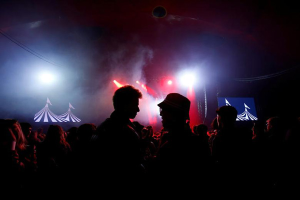 جهان در حال بازگشایی / گریه برای کپسول اکسیژن (گزارش تصویری)