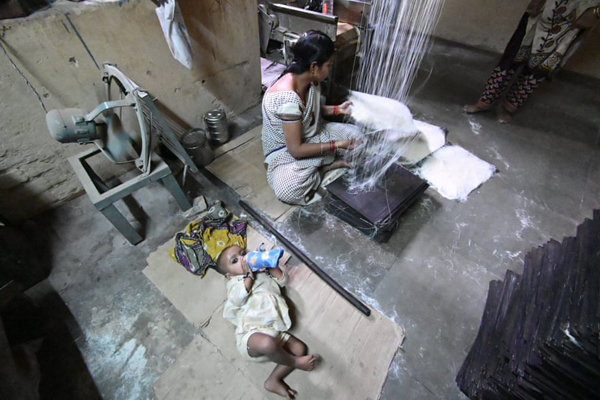 داستان یک مجسمه عظیم و تکراری / صف طویل واکسن کرونا (گزارش تصویری)