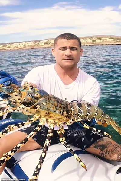 ادامه جنجال جنازه های بیماران کرونایی در رودخانه / صید خرچنگ غول پیکر (گزارش تصویری) ادامه جنجال جنازه های بیماران کرونایی در رودخانه / صید خرچنگ غول پیکر (گزارش تصویری)