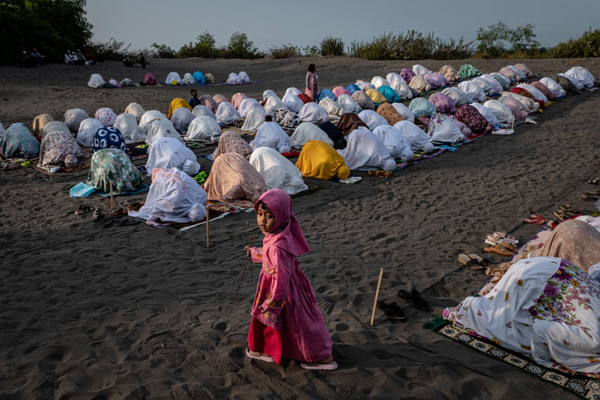 داستان یک نهنگ نگون بخت / توزیع غذا بین فقرای قطب اقتصادی لاتین (گزارش تصویری) داستان یک نهنگ نگون بخت / توزیع غذا بین فقرای قطب اقتصادی لاتین (گزارش تصویری)