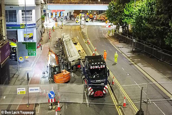نجات نوزاد 3 ماه از زیر آوار حملات رژیم صهیونیستی / آتش سوزی در بیمارستان (گزارش تصویری) نجات نوزاد 3 ماه از زیر آوار حملات رژیم صهیونیستی / آتش سوزی در بیمارستان (گزارش تصویری)