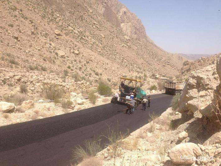 مدیر کل راهداری و حمل و نقل جاده ای استان هرمزگان از آسفالت ۵۰ کیلومتر از مسیرهای دهستان کوهشاه بخش احمدی شهرستان حاجی آباد و تلاش این اداره کل جهت رفع عمده مشکلات مردم شریف و اهالی محترم این منطقه مخصوصاً در محدوده مسیرهای صعب العبور، تا پايان سال جاری خبر داد.