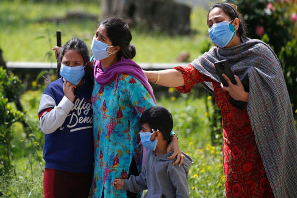 طعمه 900 کیلویی! / فرار زنان و کودکان از ترس طوفان (گزارش تصویری) طعمه 900 کیلویی! / فرار زنان و کودکان از ترس طوفان (گزارش تصویری)