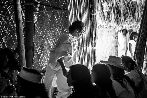 مردمان قبیله‌ دور افتاده ای که باور دارند غربی ها خطرناک هستند (تصاویر)