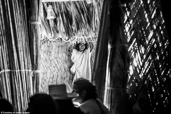 مردمان قبیله‌ دور افتاده ای که باور دارند غربی ها خطرناک هستند (تصاویر)