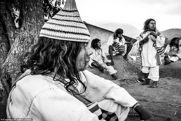مردمان قبیله‌ دور افتاده ای که باور دارند غربی ها خطرناک هستند (تصاویر)