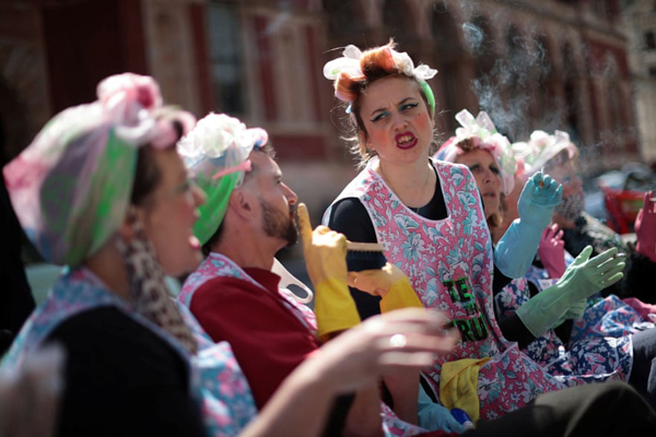 حمل خطرناک نوزاد چند ماهه (گزارش تصویری)