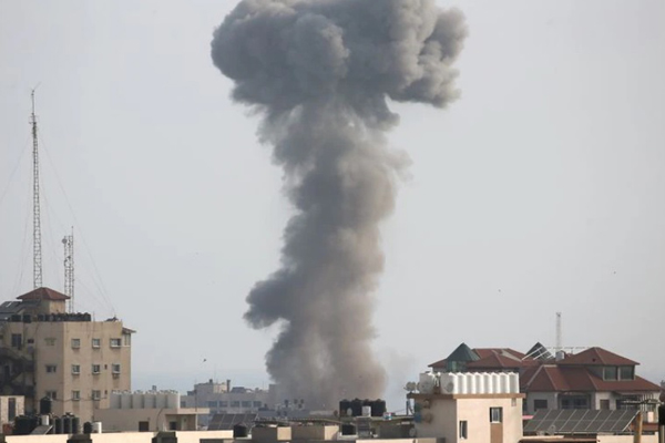 حمل خطرناک نوزاد چند ماهه (گزارش تصویری)