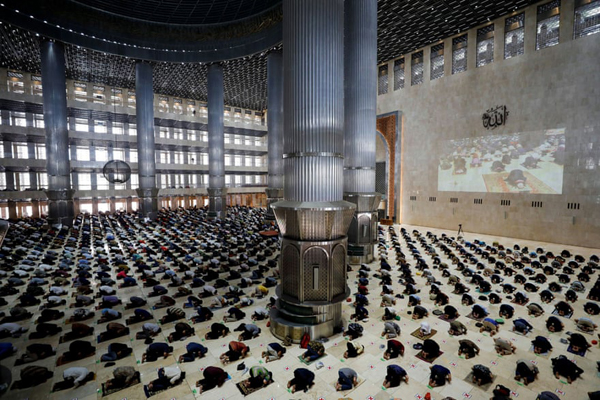 اعتراض ترسناک! / ماجرای یک عروسک غول پیکر ‌(گزارش تصویری)