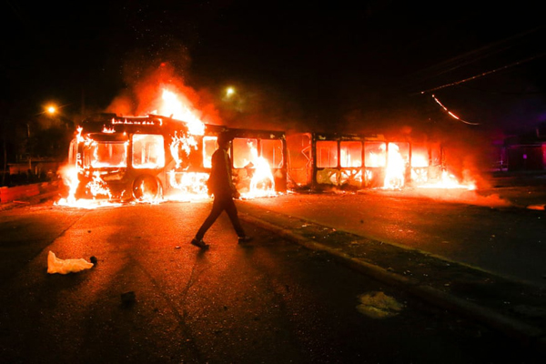 اعتراض ترسناک! / ماجرای یک عروسک غول پیکر ‌(گزارش تصویری)