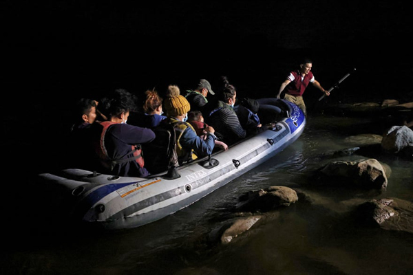 اعتراض ترسناک! / ماجرای یک عروسک غول پیکر ‌(گزارش تصویری)