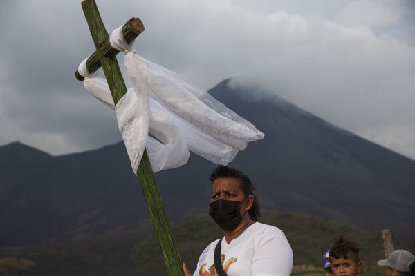 اعتراض ترسناک! / ماجرای یک عروسک غول پیکر ‌(گزارش تصویری)