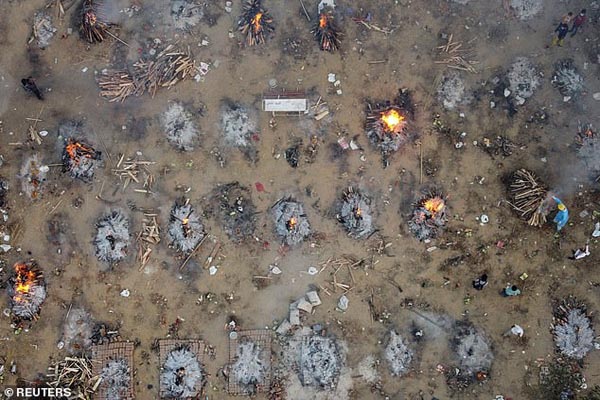 فاجعه انسانی در هند / صف سوزاندن جنازه طویل‎تر شد (تصاویر)