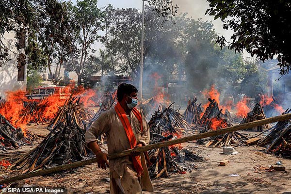فاجعه انسانی در هند / صف سوزاندن جنازه طویل‎تر شد (تصاویر)