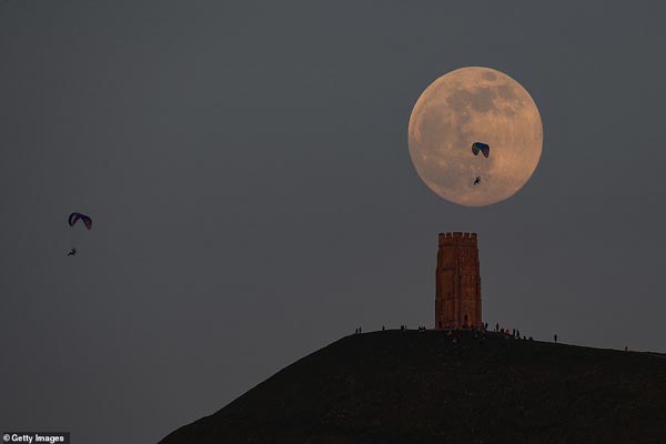 اَبَرماه باز هم آمد (گزارش تصویری)
