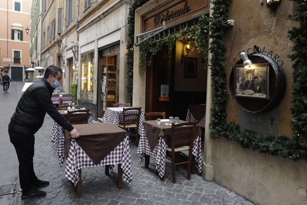 صف سوزاندن جنازه هنوز شلوغ است / اخراج به صورت دست بسته (گزارش تصویری)