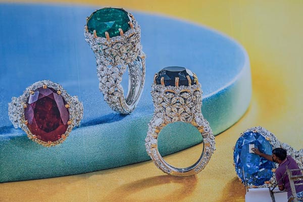 صف سوزاندن جنازه هنوز شلوغ است / اخراج به صورت دست بسته (گزارش تصویری)