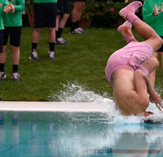 صف سوزاندن جنازه هنوز شلوغ است / اخراج به صورت دست بسته (گزارش تصویری)