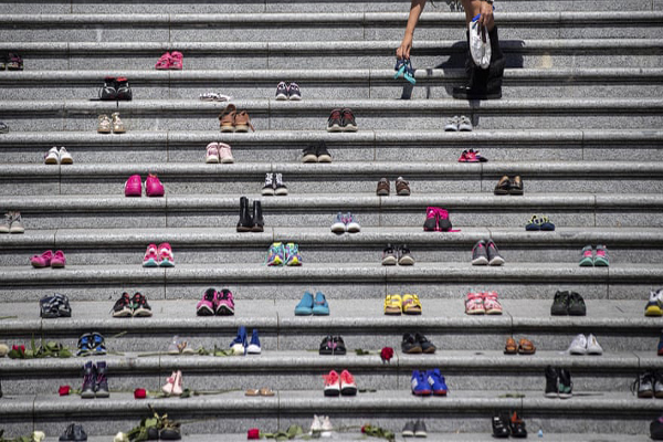 یادبود 215 کودک نگون بخت / مرد فضانورد در مترو (گزارش تصویری)