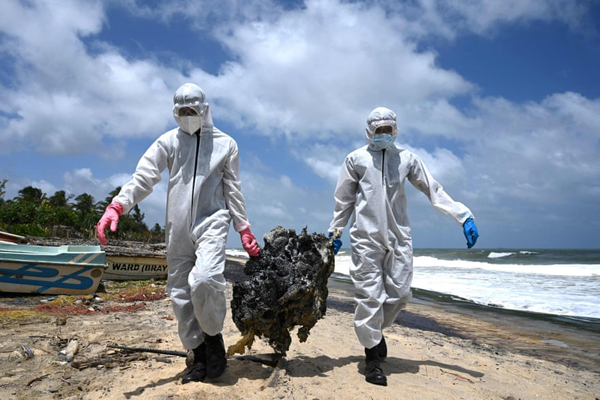 یادبود 215 کودک نگون بخت / مرد فضانورد در مترو (گزارش تصویری)