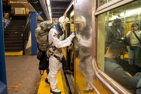 یادبود 215 کودک نگون بخت / مرد فضانورد در مترو (گزارش تصویری)