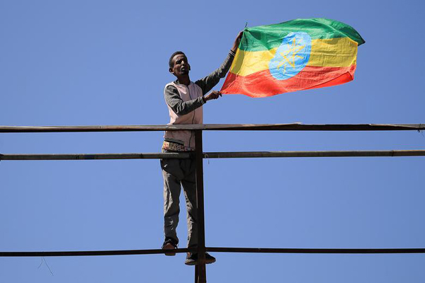 آتش زدن عروسک رییس جمهور برزیل / جشن برای بازگشت آثار باستانی ربوده شده (گزارش تصویری)