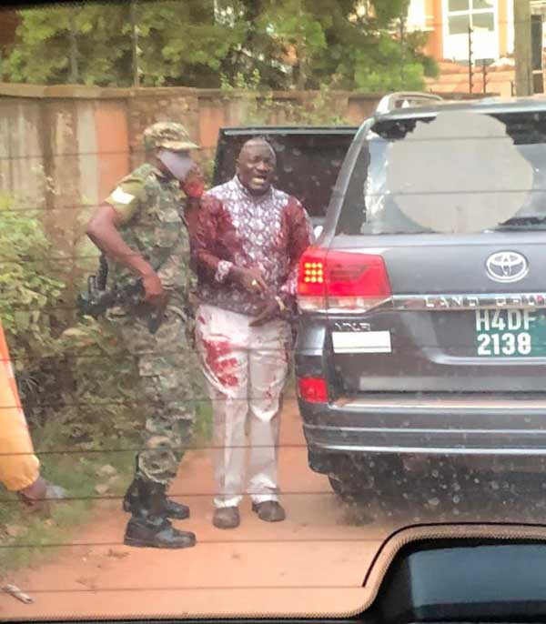 سوءقصد به جان وزیر اوگاندایی؛ دختر وزیر کشته شد (+عکس) سوءقصد به جان وزیر اوگاندایی؛ دختر وزیر کشته شد (+عکس)