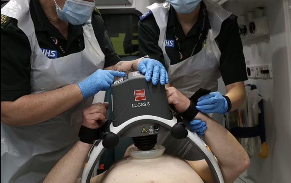 ربات کمک امدادگر بیمار را احیا می کند + عکس