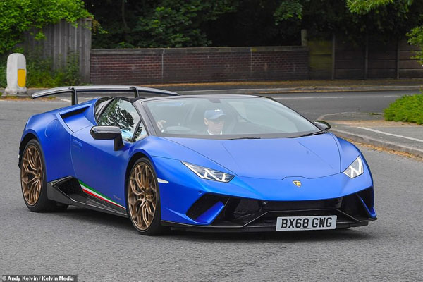 خودنمایی میلیونرهای انگلیسی در خیابان با اتومبیل های لوکس (تصاویر) خودنمایی میلیونرهای انگلیسی در خیابان با اتومبیل های لوکس (تصاویر)