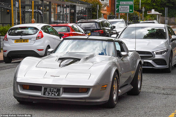 خودنمایی میلیونرهای انگلیسی در خیابان با اتومبیل های لوکس (تصاویر) خودنمایی میلیونرهای انگلیسی در خیابان با اتومبیل های لوکس (تصاویر)