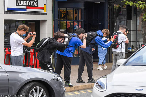 خودنمایی میلیونرهای انگلیسی در خیابان با اتومبیل های لوکس (تصاویر) خودنمایی میلیونرهای انگلیسی در خیابان با اتومبیل های لوکس (تصاویر)