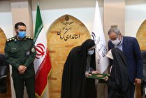 تجلیل از دختران شهدای مدافع حرم در کرمان