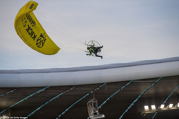 سقوط پاراگلایدر در ورزشگاه آلیانس آره نای مونیخ (تصاویر)