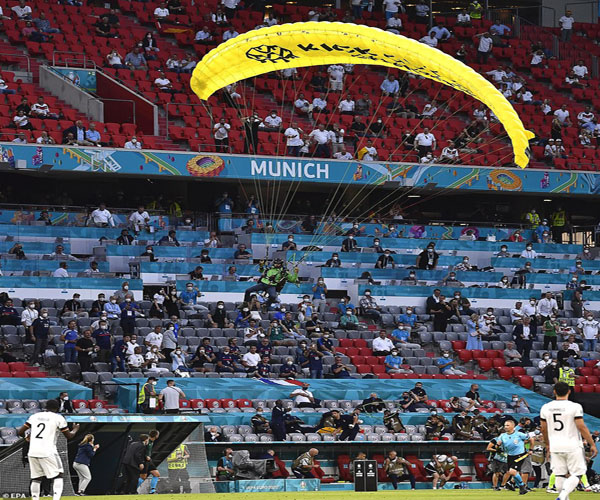 سقوط پاراگلایدر در ورزشگاه آلیانس آره نای مونیخ (تصاویر)