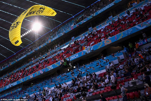 سقوط پاراگلایدر در ورزشگاه آلیانس آره نای مونیخ (تصاویر)