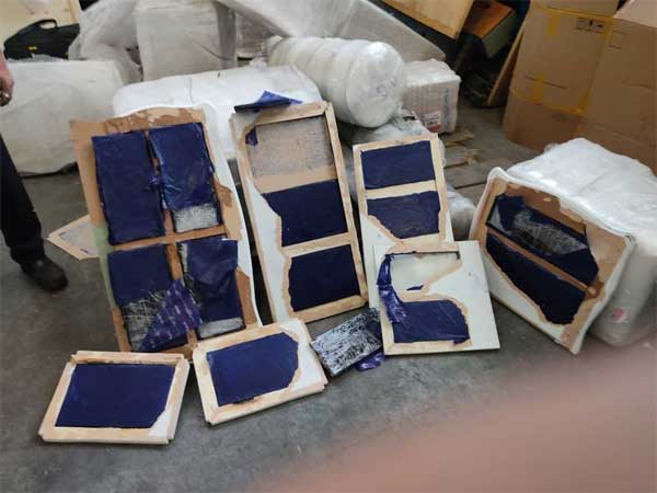 کشف ۲۰ کیلوگرم تریاک در تختخواب ارسالی به آلمان! (+عکس)